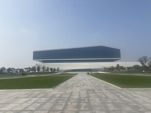 现代建筑前的开阔广场