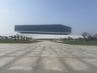 现代建筑前的开阔广场