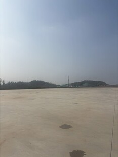 空旷沙地与远处山峦