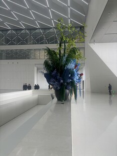 现代大厅中的绿植景观