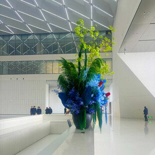 现代大厅中的多彩艺术绿植