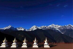 雪山白塔