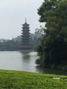 湖畔古塔 绿意环绕之景