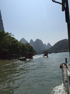 漓江山水间的游船美景