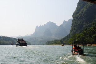 漓江山水间的游船美景