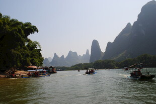 漓江山水间的悠然游船景