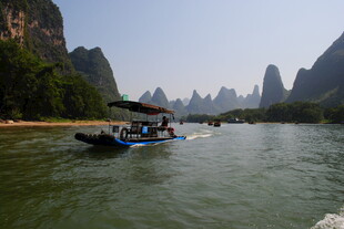 漓江山水间的游船美景