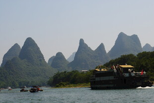 漓江山水间的游船美景