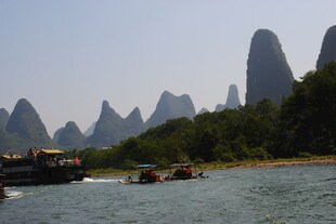 漓江山水间的游船景致