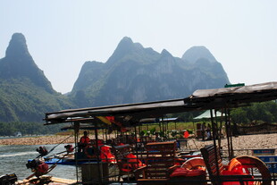 漓江游船赏山水风光