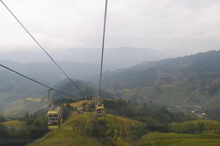 山间缆车穿梭于绿野之中