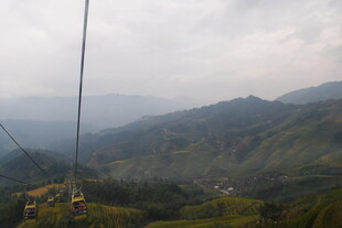 山间缆车穿梭于云雾之中