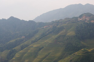 青山连绵的壮阔自然景观