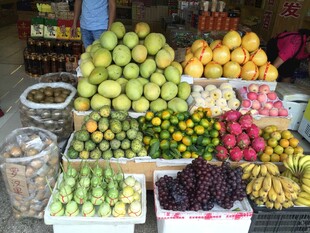 缤纷水果摊 多样鲜果陈列