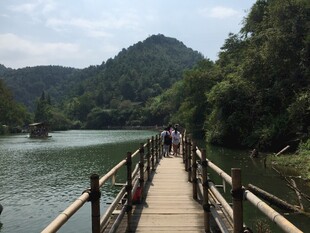 漫步湖上木桥赏山水风光