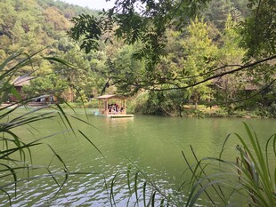 山林间的静谧湖水风光