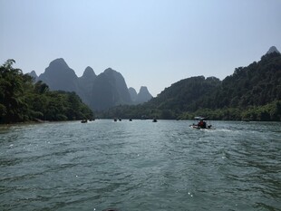 漓江山水间的悠然竹筏行