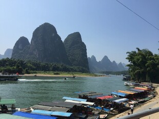 漓江畔的多彩船只与青山