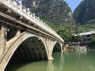 山水间的古朴石拱桥