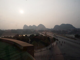 黄昏下的山水公路美景