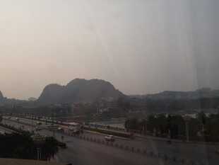 远山近景的城市风光