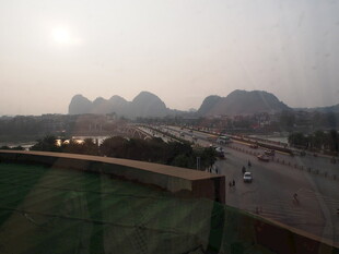 黄昏下的公路与远山景色