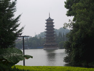 湖畔古塔风景图