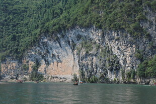 山水相依的壮丽江景