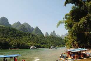 漓江山水间的游船美景