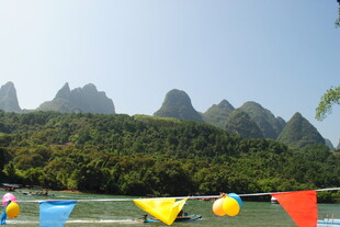 漓江山水间的多彩浮标