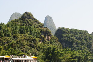 漓江山水间的游船风景