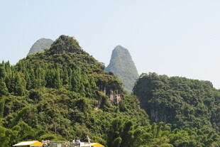 秀丽山峦绿意浓