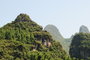 秀丽山峦绿意浓