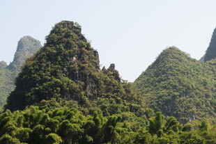 秀丽山峦与葱郁植被