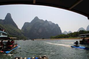 漓江游船赏山水风光