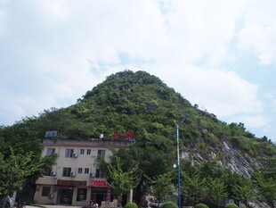 山脚下的建筑景观