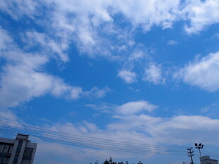 蓝天白云下的城市天际线