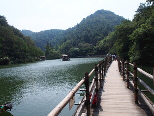 河畔木桥 山水间的悠然步道