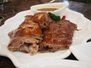 美味烤鸭摆盘精致