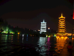 江畔双塔夜景璀璨