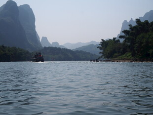 漓江山水间的悠然泛舟