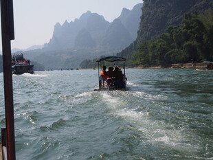 漓江游船赏山水风光
