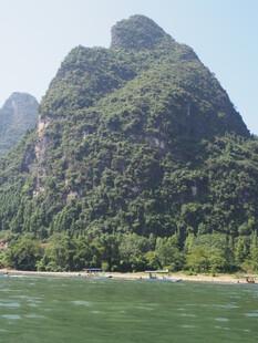 漓江畔的秀丽山峦