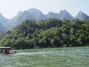 漓江山水间的游船美景