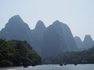 漓江山水间的悠然泛舟景