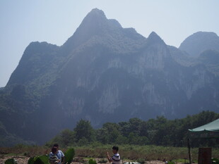 秀丽山峦下的骑行场景