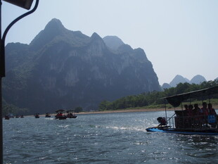 漓江山水间的游船景致