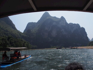漓江乘船赏山水风光