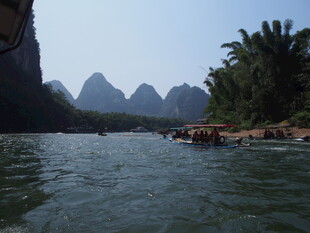 漓江山水间的竹筏漂流