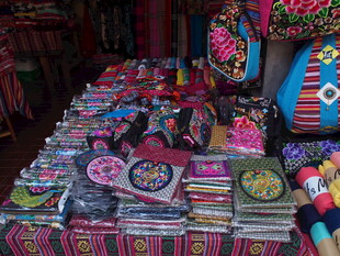 多彩民族风手工艺品展示